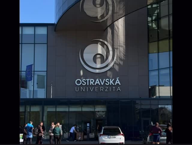 👩‍🏫 У периоду од 20. до 24. априла, на Универзитету у Острави, при Катедри за друштвену географију и регионални развој, боравила је делегација Универзитета у Приштини са привременим седиштем у Косовској Митровици са циљем размене знања и искустава. 

👥 Делегацију су чинили: проф. др Тања Вујовић, декан Економског факултета, проф. др Љиљана Арсић, др Маја Младеновић, доцент, Јелена Ђоровић, асистент, Надица Ракић, библиотекар (Економски факултет), проф. др Оливера Марковић (Филозофски факултет) и Наташа Илић, библиотекар (Факултет уметности).

🎓 Захваљујући подршци Erasmus+ програма међународне кредитне мобилности и CEEPUS мреже, делегација је током посете учествовала у Трећој међународној недељи наставе — динамичном програму који је објединио предавања и дискусије из области политичке, економске и културне географије и имала прилику да представницима међународне академске заједнице приближи потенцијале за развој туризма на Косову и Метохији, као и специфичности услова живота и рада у постконфликтном друштву.

🧩 У оквиру бројних сусрета и активности, административно особље упознало се са организацијом рада, структуром и функционисањем библиотечког система и административних служби Унив